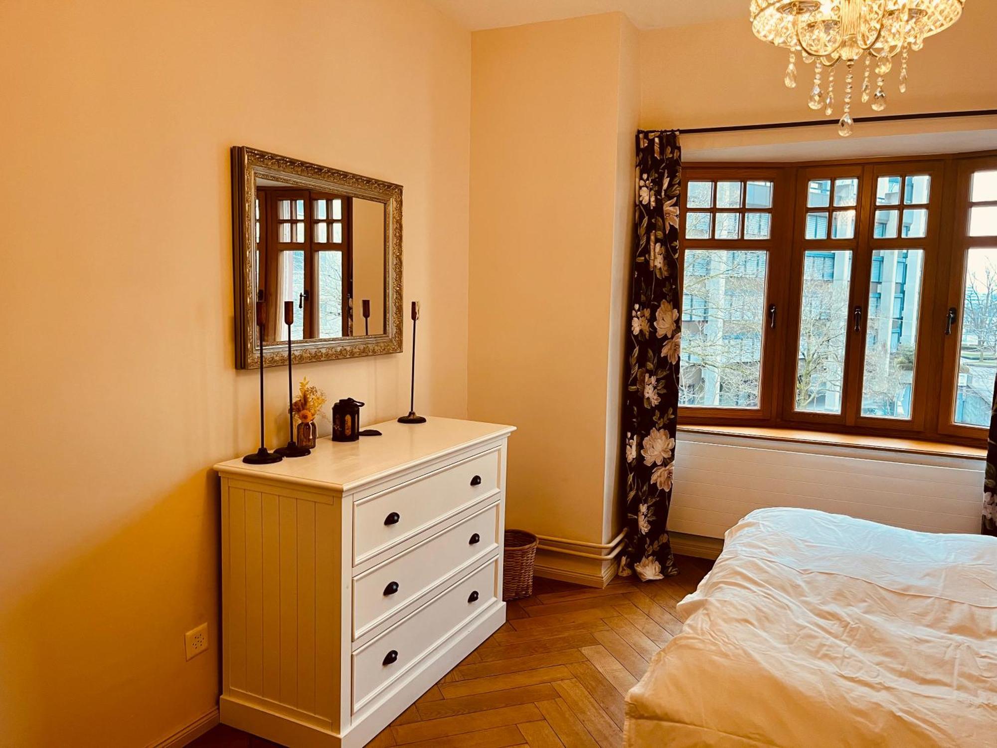 Georgian Guest Rooms Basel Ngoại thất bức ảnh