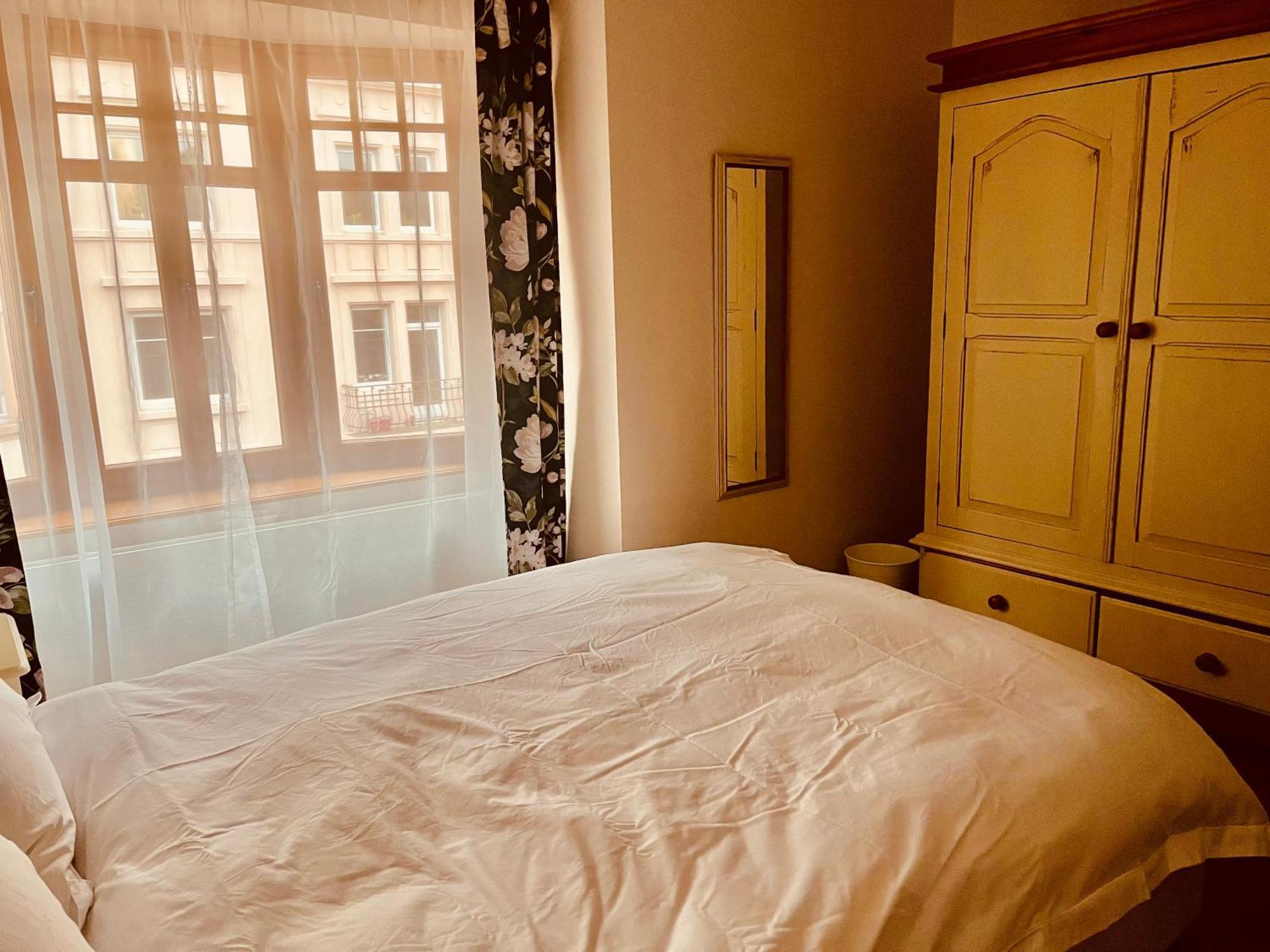 Georgian Guest Rooms Basel Ngoại thất bức ảnh